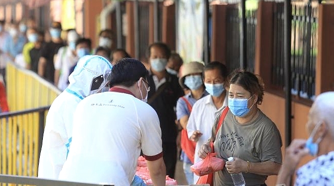 Endless line of people, mostly homeless and elderlies, queue up orderly for their food. SIN CHEW DAILY Endless line of people, mostly homeless and elderlies, queue up orderly for their food. SIN CHEW DAILY
