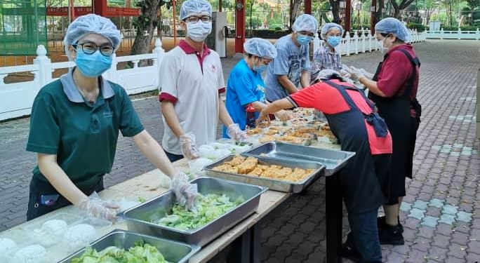 Fo Guang Shan volunteers has been busily preparing some 200 lunch packs since early morning. SIN CHEW DAILY Fo Guang Shan volunteers has been busily preparing some 200 lunch packs since early morning. SIN CHEW DAILY