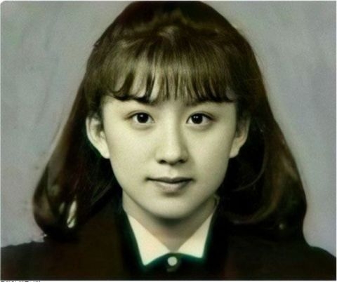 网民翻出金喜爱的学生照，力证她是天然美女，她今天迎来53岁生日。
