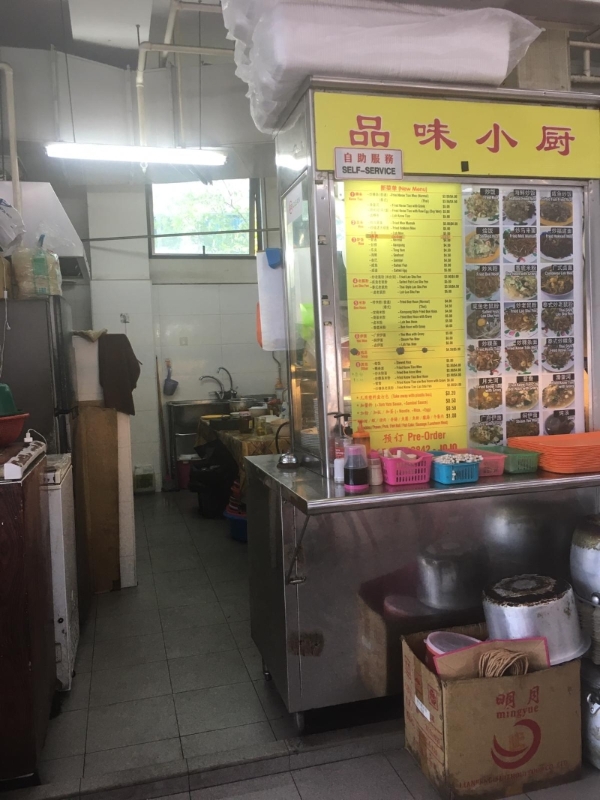 蔡文杰和妻子目前仍坚持在新加坡的熟食档口开档，为了尽量节省和度过非常时期，他们晚上就住在小贩中心内。