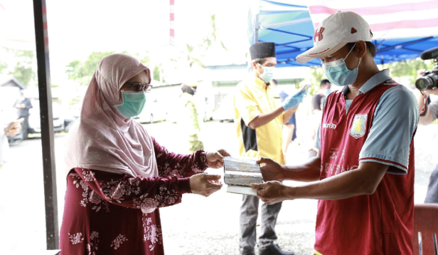 Selangor state executive councilor Dr Siti Mariah Mahmud (L) distributing aid items to a recipient. SIN CHEW DAILY Selangor state executive councilor Dr Siti Mariah Mahmud (L) distributing aid items to a recipient. SIN CHEW DAILY