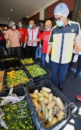 中央厨房每天提供比起成本更低的饭菜，阿末法依沙（右）表示其中一项原因是获得霹雳州农业发展机构农业特别援助计划收购农民销售不出的蔬菜，把一部分转送过来。

