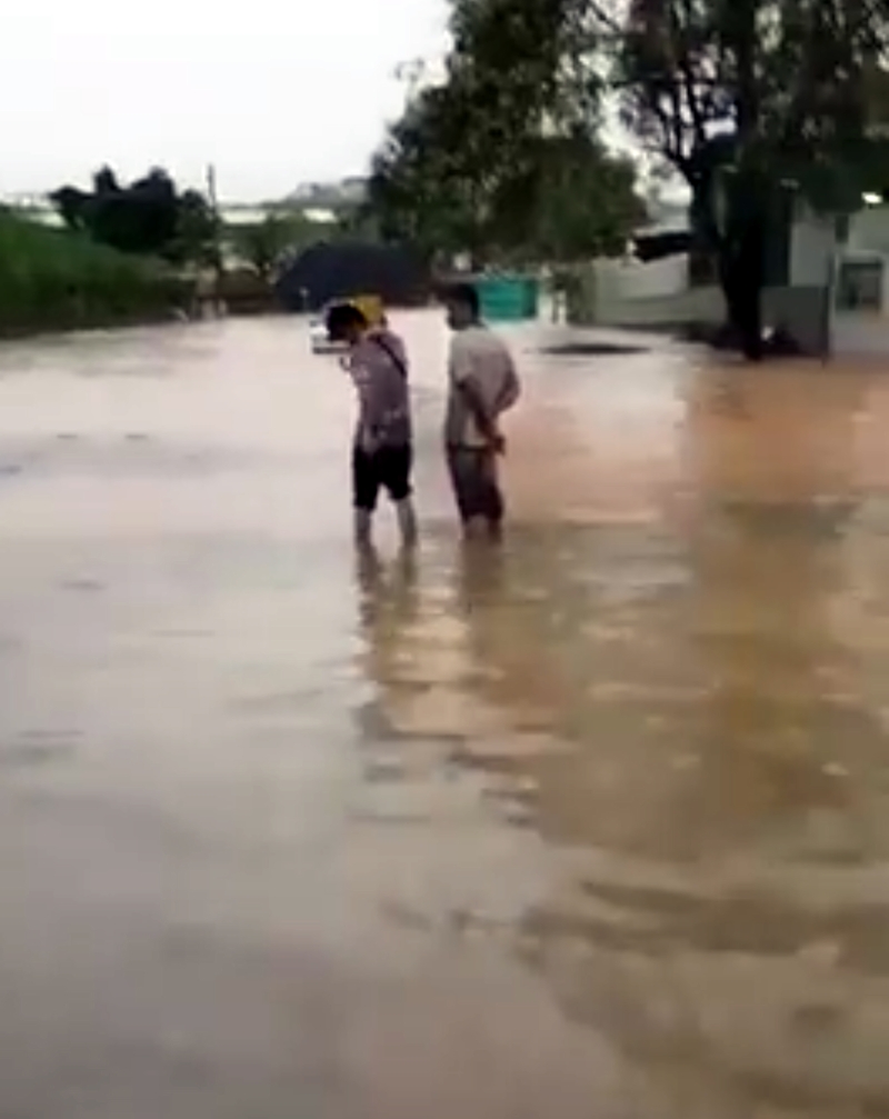 无拉港新村工业区的多条道路淹水，道路像河流。（图取自脸书）