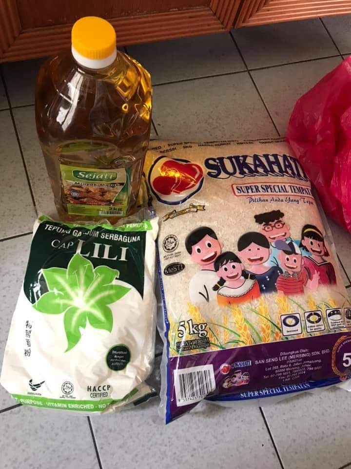吉隆坡批发公市周边被封锁区域的居民在第一轮派发的物资是一瓶食油、一包面粉和一袋白米。