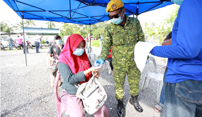 Recipients are required to observe social distancing rules while waiting to collect their aid items. SIN CHEW DAILY Recipients are required to observe social distancing rules while waiting to collect their aid items. SIN CHEW DAILY