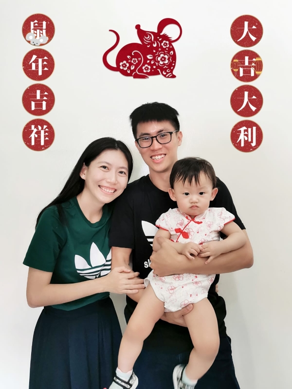 刘群祥（右）和太太叶庆龄育有一名1岁多的女儿，家庭分开两地已经超过1个月。