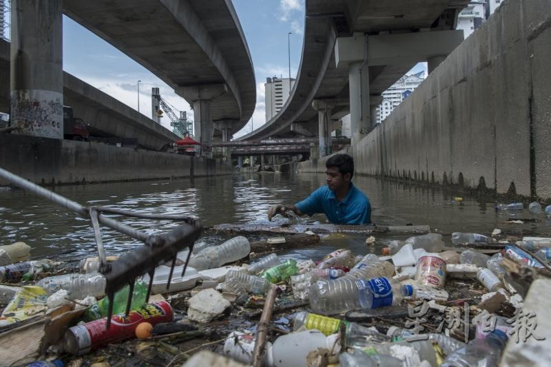 巴生河上游吉隆坡市区的垃圾量在行管令虽大为减少，但还是需劳动清洁工人全身泡在水中处理垃圾，为我们享有的高品质城市生活付出和牺牲。