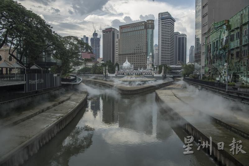 吉隆坡市区的两河交界处，在此时显得特别宁静和干净，还原了“生命之河”的本质。