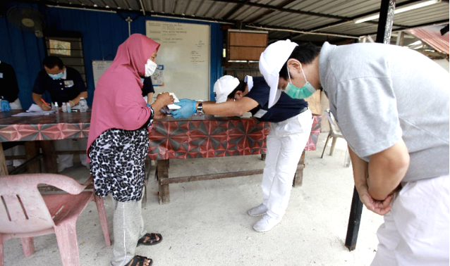 Volunteers handing out aid items to foreign workers with full respect. SIN CHEW DAILY Volunteers handing out aid items to foreign workers with full respect. SIN CHEW DAILY