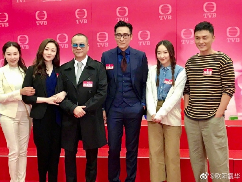 万绮雯(左二起)久休复出，跟好拍档欧阳震华合作演出集警匪与律政元素的《伙记办大事》，想不到此剧成了两人在TVB的告别作。