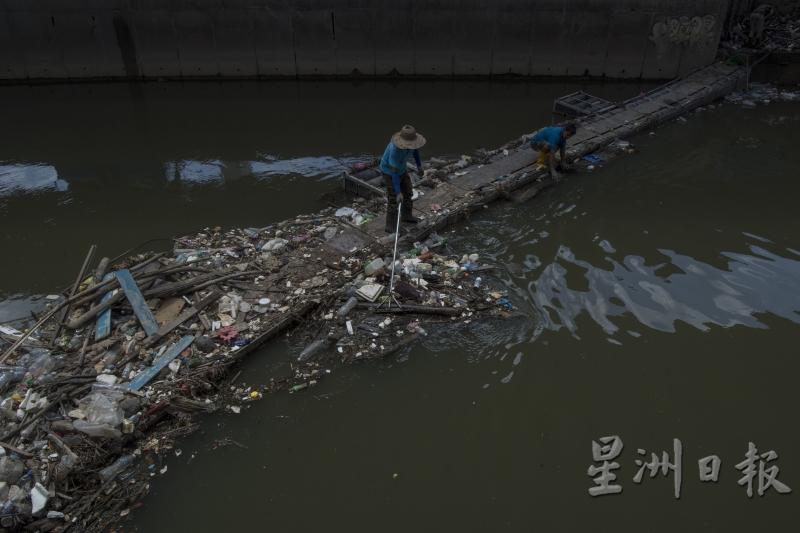 当局在巴生河各处都设置了垃圾拦阻坝，但还是需委派人力把垃圾捞起，这些默默工作的清洁工人，也应是行管令期间的“前线人员”之一。