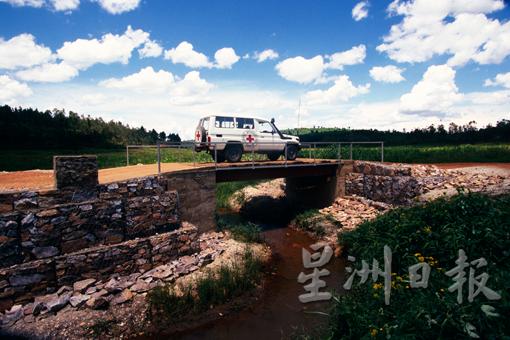 这是由红十字国际委员会在卢旺达建造的一座桥。（图片由ICRC提供）