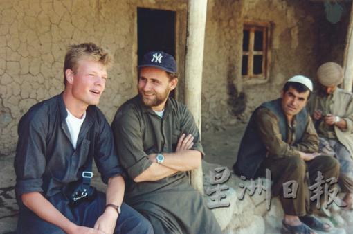 Paul（左二）于1995年为英国国际医疗紧急救援组织（Merlin）在阿富汗服务期间，与同事趁着空档歇息。（图片由ICRC提供）