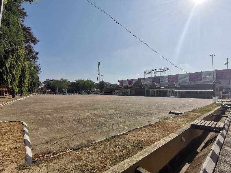 哥市苏丹莫哈末四世体育场外的广场一片空荡，往年斋戒月市集，这里都会摆满美食摊位，人潮涌动。