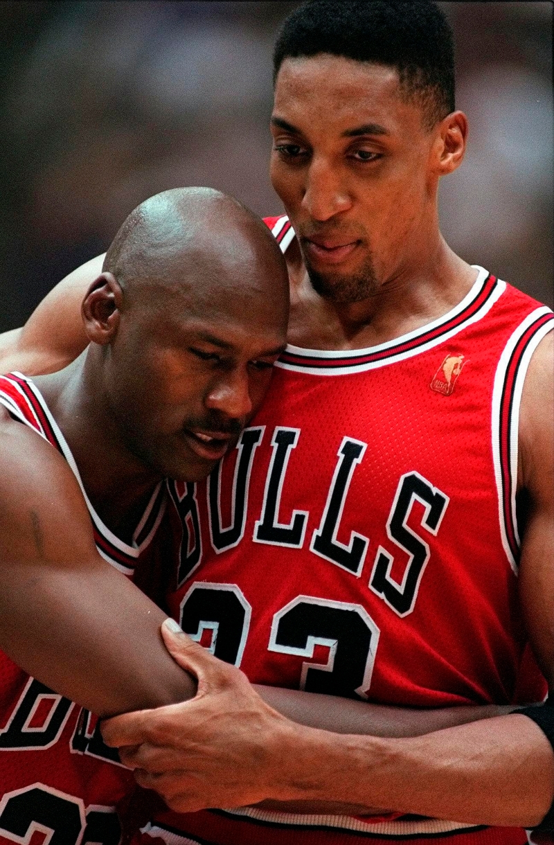 乔丹（左）称，他不会为总冠军走捷径。图为1997年NBA总决赛第5场，乔丹在“流感之战”(The Flu Game)奋勇带领公牛在爵士主场取得关键胜利，赛后皮本拥抱疲惫的乔丹。（美联社档案照）