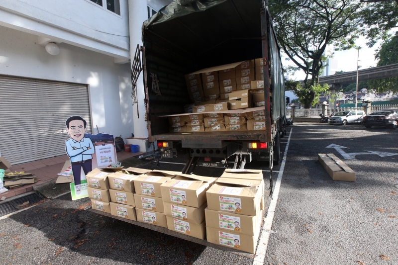 1000箱来自柔佛州中部的水果到达吉隆坡，并于隆雪华堂毗邻的紫藤茶原停车场进行移交。