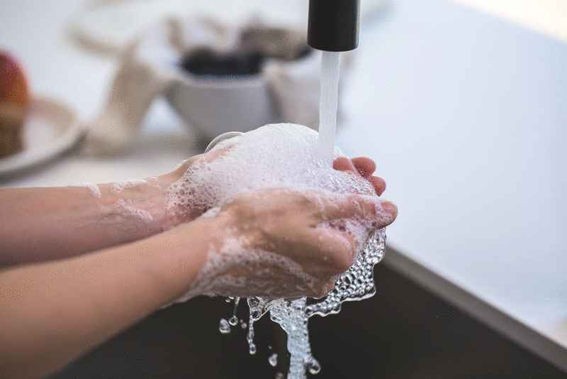 防范冠状病毒病——勤洗手是重要动作之一。