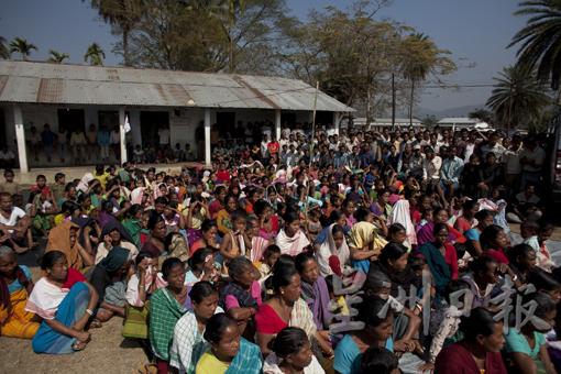 印度的流离失所者正等待红十字国际委员会及印度红十字会分派家庭用品。（图片由ICRC提供）