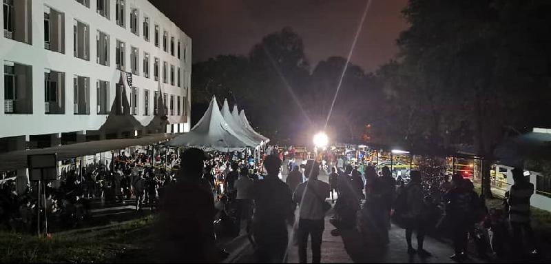 许多国民于周五从新加坡返国，数百人被安置在隔离检测中心，等待巴士载送到隔离中心。