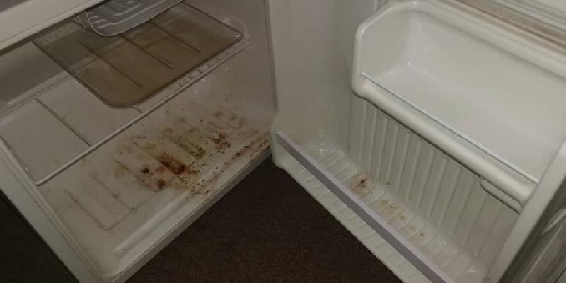 入住宿舍后，颜先生检查内部设施时，发现冰箱也很肮脏。
