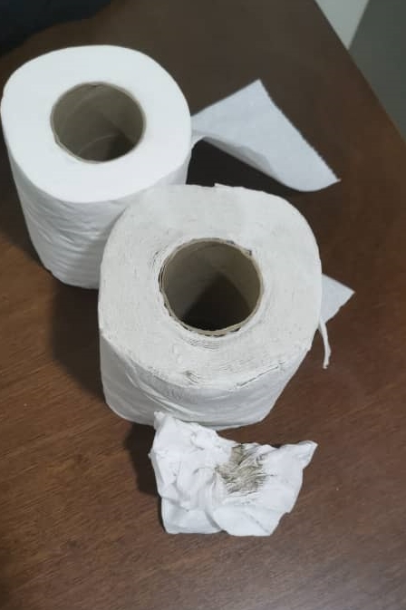 颜先生指宿舍内的厕纸和桌子等，看起来都很肮脏。