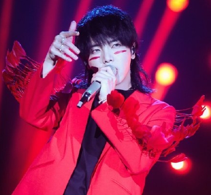 华晨宇大热成为本季《歌手.当打之年》歌王，成为首位90后歌王。