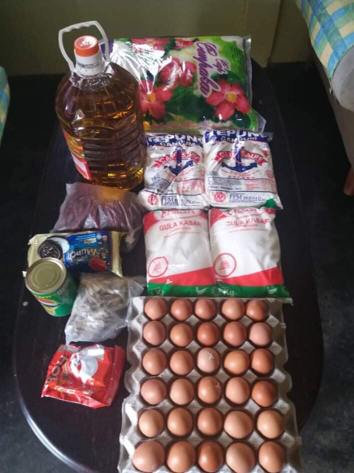 社交媒体流传士拉央峇鲁的居民收获的粮食物资。