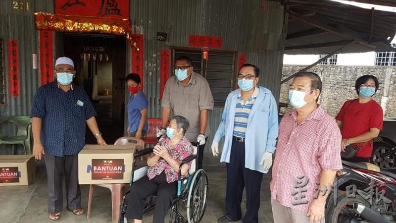 沙布丁(左三)关怀华裔家庭并移交援助品，右三为徐先权。（图：星洲日报）