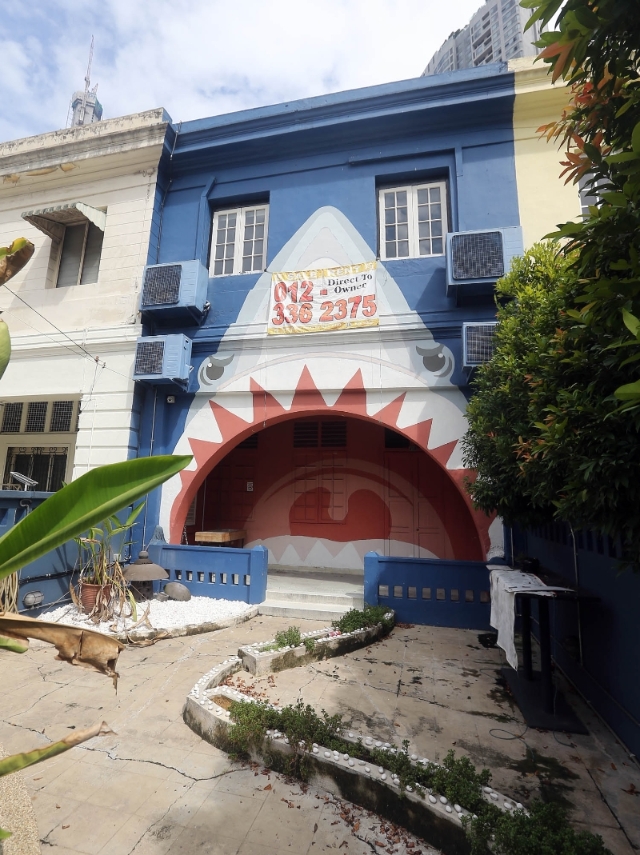 隆市首家以潜水为主题的咖啡厅“Divers Hideout Cafe”，其设计非常抢眼，以往路经该处的民众都会被一幅鲨鱼张大嘴巴的壁画给吸引，并拍照打卡。