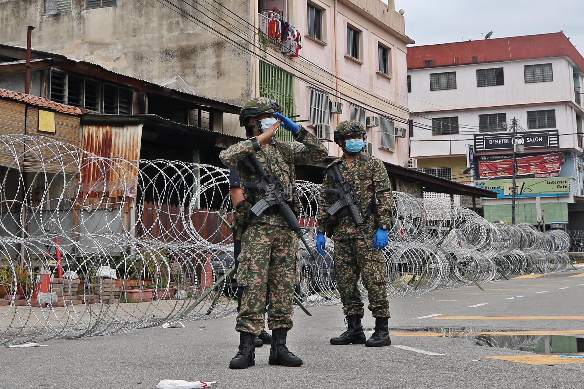 军警在士拉央峇鲁已封锁的范围驻守，现场戒备森严。
