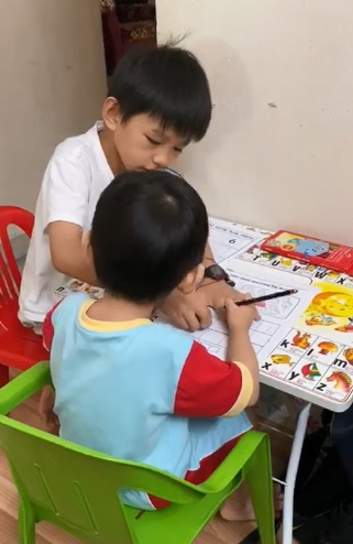 王思蓉长子耐心教弟弟功课，让她很安慰儿子的懂事。