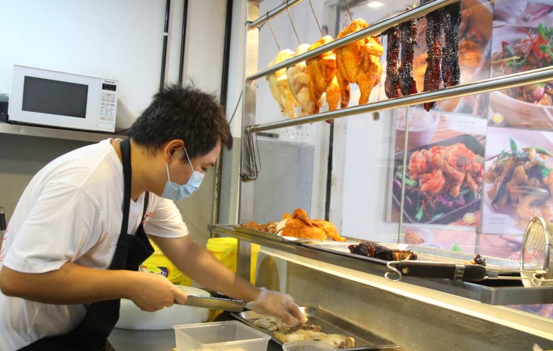 茨厂街的新怡保鸡饭店在行管令期间都不曾暂停营业，惟营业额已跌了近70%。