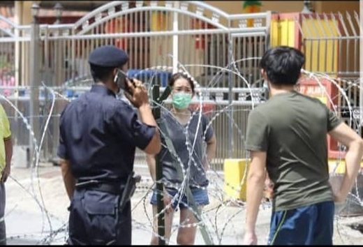 王小姐（中间）跟驻守警员交涉，后者随即向上级请示。