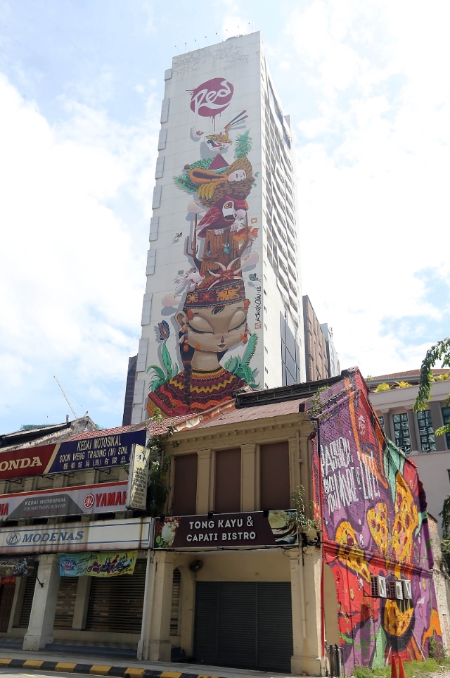 获得《马来西亚纪录大全》认证为“马来西亚最高壁画”的吉隆坡金马律RED by Sirocco酒店，融入我国多元文化特色，为繁荣的大都会加以点缀，但宏伟的建筑物似乎要“寂寞”多一阵子了。