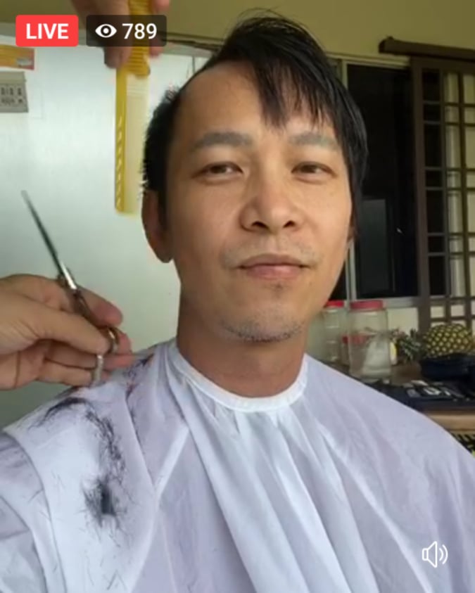张智成无预警直播剪头发，边直播边唱歌动来动去，一直被专业发型师弟弟“警告”。