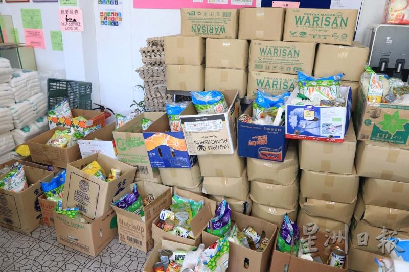 店内一箱箱堆积如山的食品乾粮，是要送到各地区的贫困家庭，两天内就会派光。