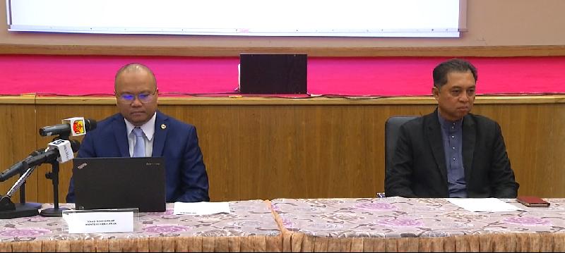 卫生部长依山（左）主持发布会。右为卫生部常任秘书阿都玛纳。
