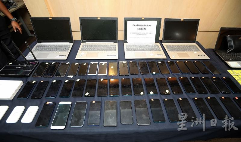 每位嫌犯都有多部手机以便能提供线上充值服务。