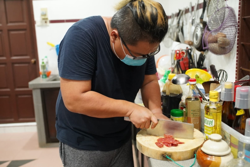 陈文泽为着家庭生计，放下镜头踏入厨房学习制作糯米鸡。