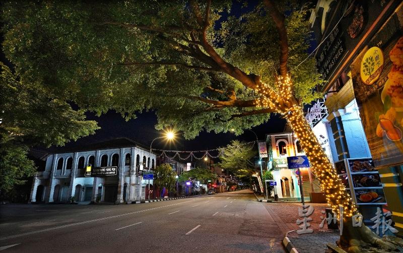 平时车水马龙的怡保休罗街，在行管令期间的夜晚，特别寂寥、特别美丽。（图：星洲日报） 