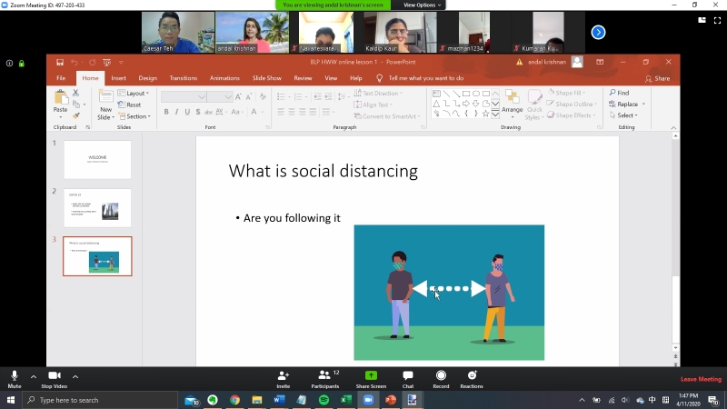义工老师通过线上教学，向学生讲解什么是社交距离。