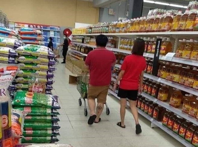 疑似夫妇在超市内一起采购。（图片取自Penang kini脸书）