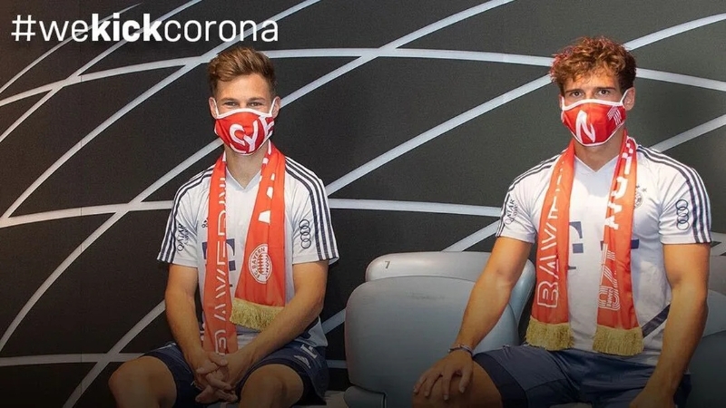 拜仁在球员基米希（左）和格雷茨卡带领下售卖特色口罩，筹到的款项将会全部捐给“我们踢走冠病”的公益活动。（拜仁官网照片）
