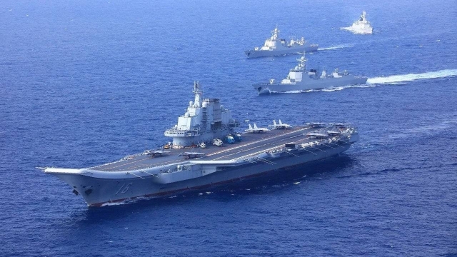 中国航空母舰辽宁舰与一众驱逐舰。（图：互联网）
