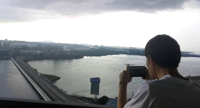 Li Chaojie uploads traffic conditions on the Johor Causeway at 10:00 and 15:00 every day. Li Chaojie uploads traffic conditions on the Johor Causeway at 10:00 and 15:00 every day.