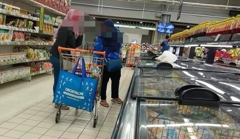 疑似姐妹一起购物。（图片取自Penang kini脸书）