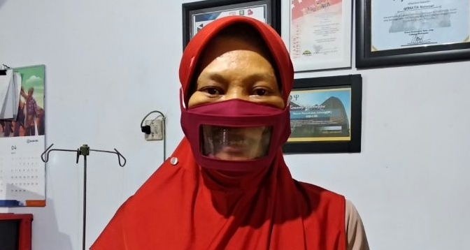 Faizah and her husband have started making see-through masks to help fellow deaf people read lips. AFP Faizah and her husband have started making see-through masks to help fellow deaf people read lips. AFP