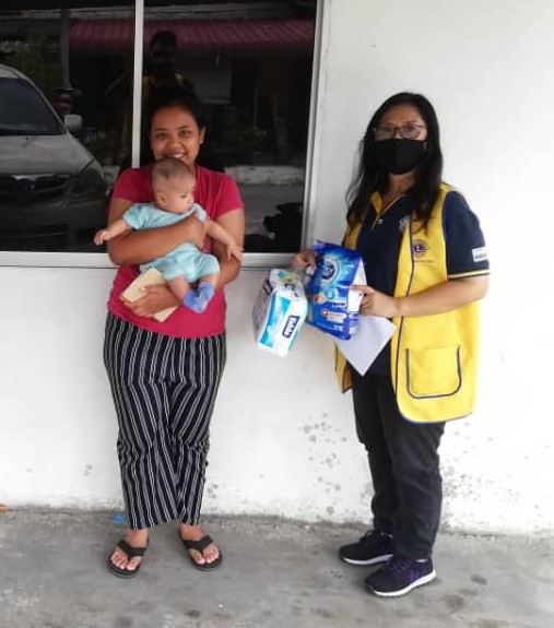 潘晓嫒（右）为清寒家庭小孩送上奶粉及纸尿片。