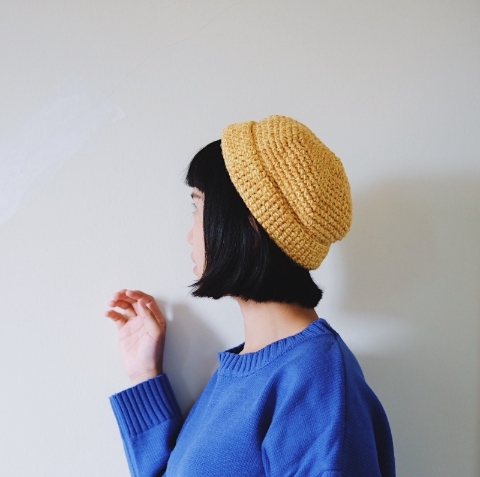 刘欣慧展示亲手做的针织帽子。