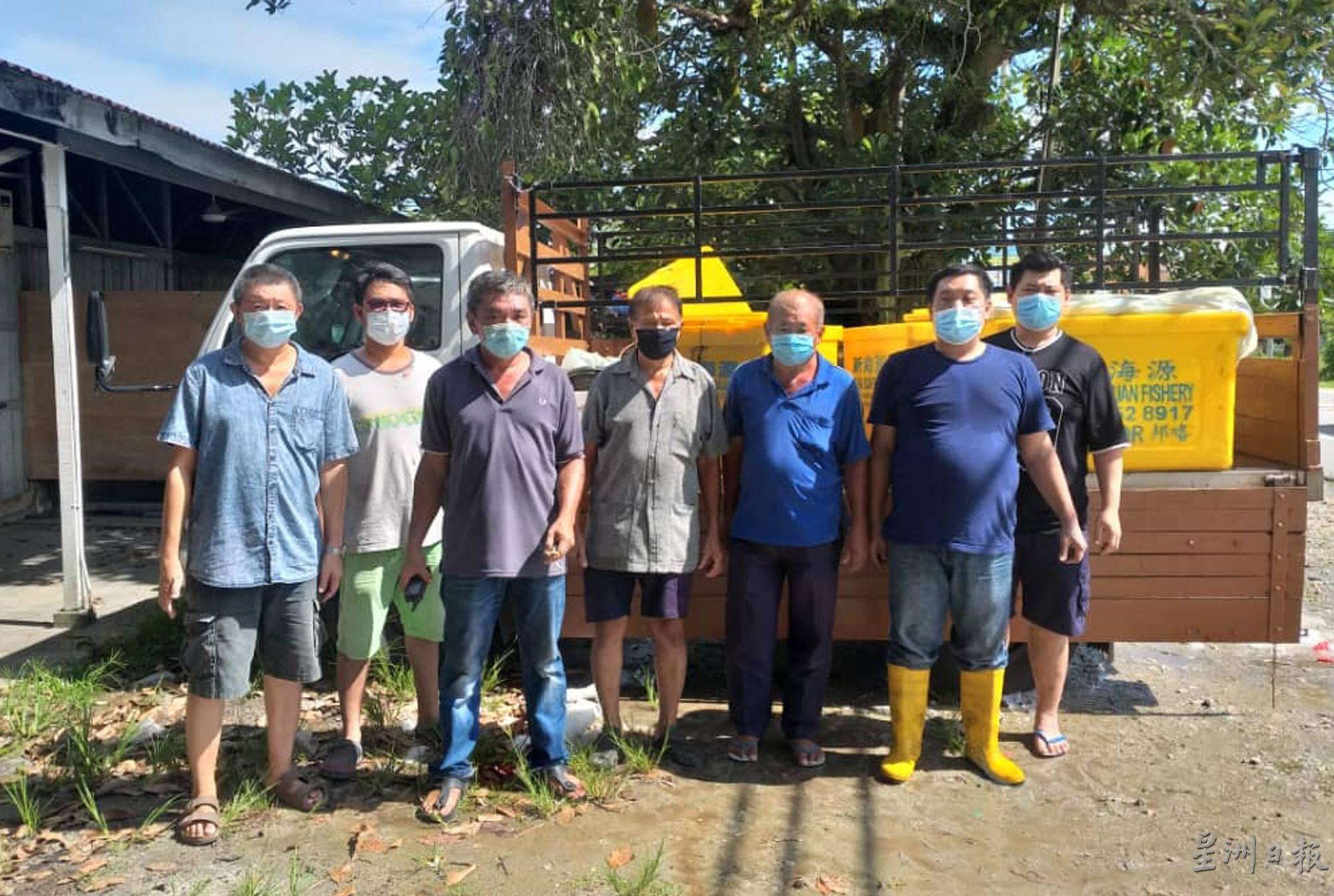王志雄（右二）与福清洋村委会成员在福清洋新村派发了550公斤甘望鱼给社区居民。